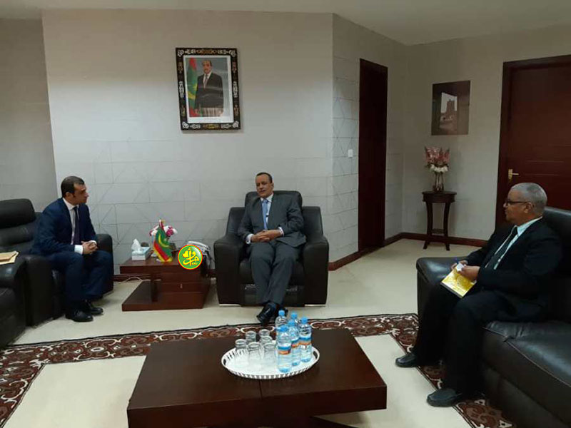 وزير الخارجية الموريتاني إسماعيل ولد الشيخ أحمد خلال لقائه مع القائم بأعمال السفارة العراقية في نواكشوط قصي عبد الهادي (وما)