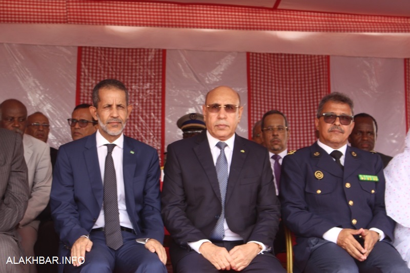 الرئيس الموريتاني محمد ولد الغزواني، وعن يمنيه وزيره الأول، وعن يساره والي نواكشوط خلال حفل وضع حجر أساس المباني اليوم (الأخبار)