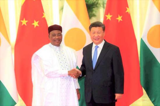 الرئيسان الصيني شي جين بينغ والنيجري محمدو إسوفو