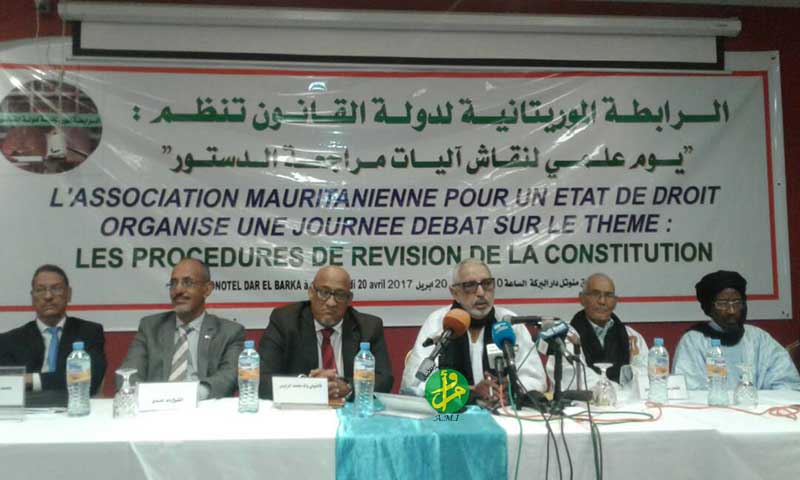 ديدي ولد بو انعامه خلال تقديمه لورقته في اليوم العلمي المنظم من "الرابطة الموريتانية لدولة القانون" (وما)