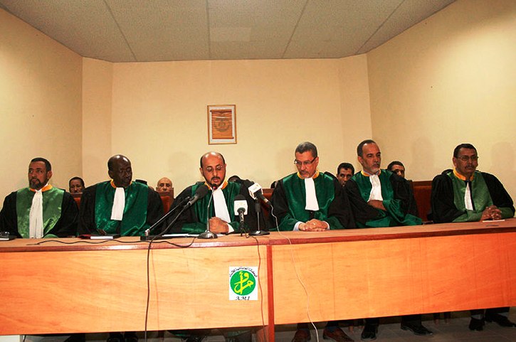 رئيس المحكمة العليا يحفظ ولد محمد يوسف خلال أحد أنشطة المحكمة (وما)