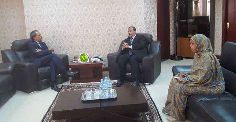 وزير الخارجية إسماعيل ولد الشيخ أحمد خلال لقائه مع السفير المغربي حميد شبار (وما) 