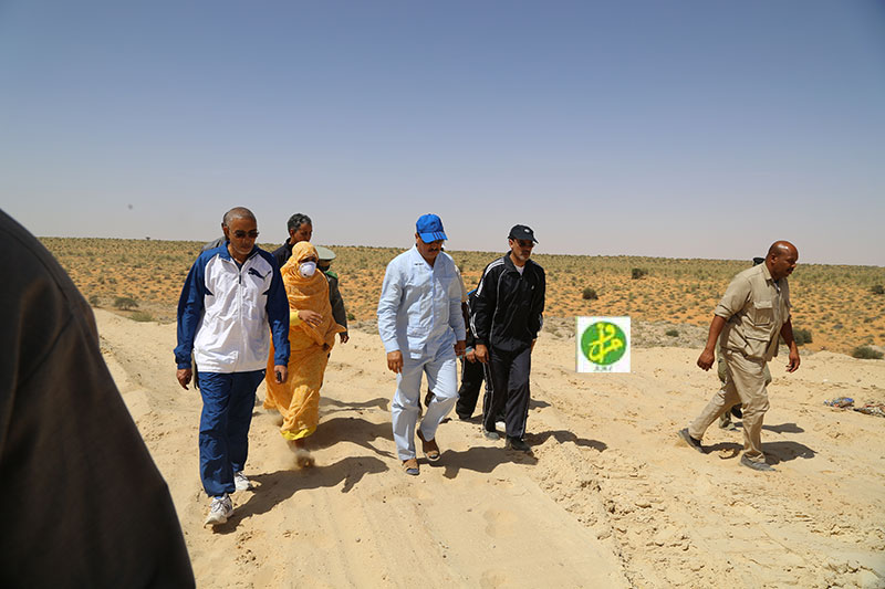 ولد عبد العزيز خلال زيارة سابقة له لمكب قمامة خارج نواكشوط (وما)
