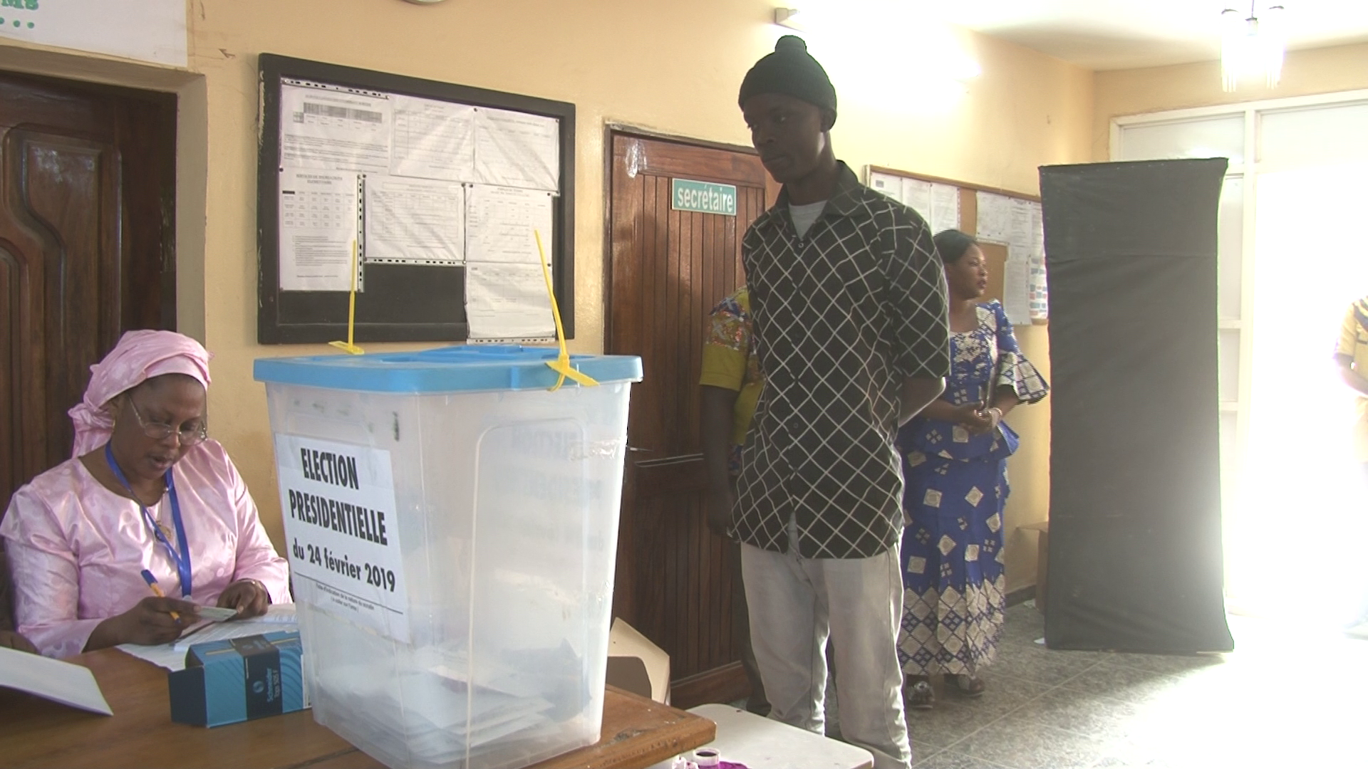 ناخب سنغالي خلال الإدلاء بصوته في مكتب تصويت بنواكشوط.