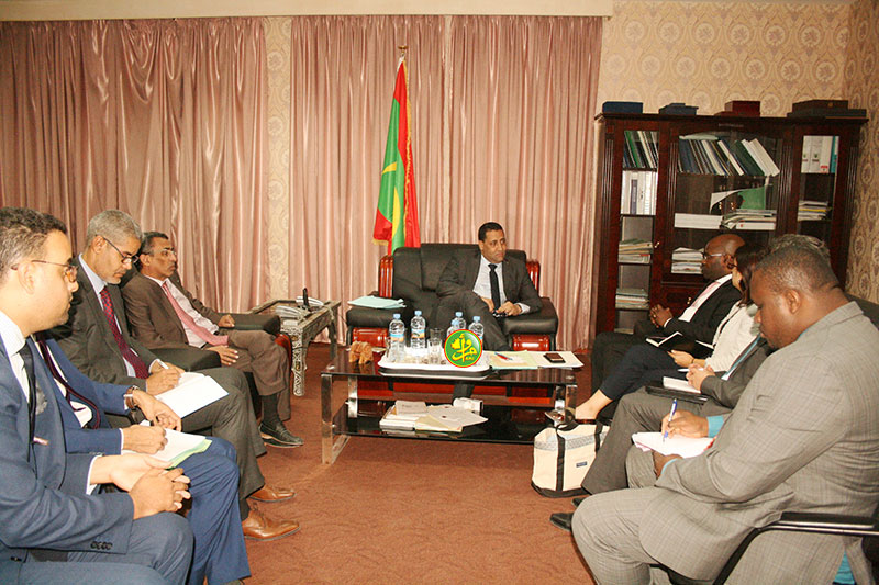 ولد اجاي خلال لقائه مع المدير الإقليمي لغرب ووسط إفريقيا بمؤسسة التمويل الدولية التابعة للبنك الدولي عاليو ميكا (وما)