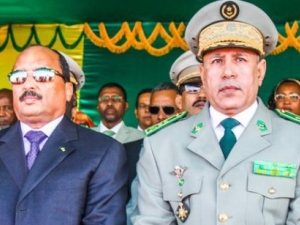 وزير الدفاع محمد ولد الغزواني، والرئيس محمد ولد عبد العزيز خلال الإشراف على استعراض عسكري سابق (الأخبار - أرشيف)