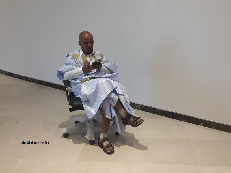رئيس البرلمان الشيخ ولد باي انتحى جانبا بعد أن عجز عن دخول القاعة بسبب التدافع (الأخبار)