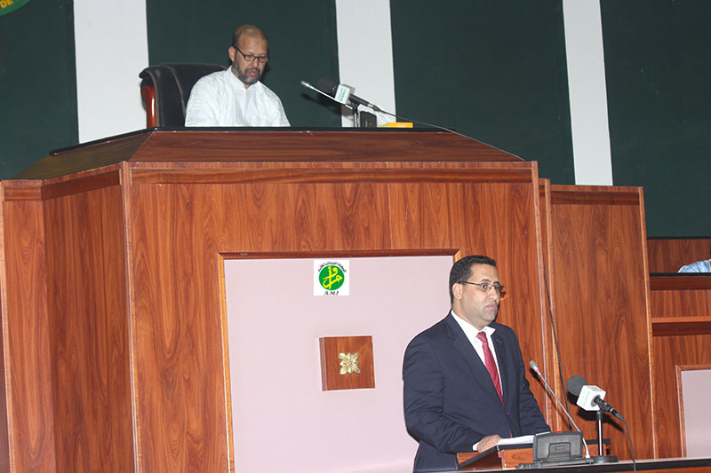 ولد الحاج الشيخ خلال ترأسه جلسة للبرلمان الموريتاني الثلاثاء الماضي (وما)