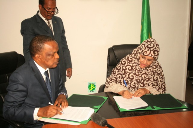 وزيرة الزراعة وممثل الفاو في موريتانيا خلال توقيع الاتفاق (وما)