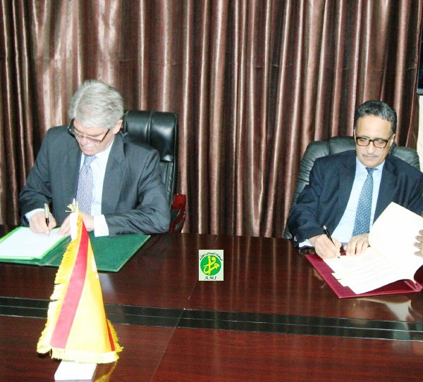 وزيرا الخارجية الموريتاني والأسباني خلال توقيع الاتفاق (وما)