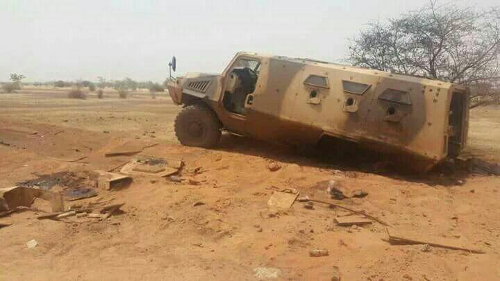 آلية عسكرية تضررت سابقا من عملية لإحدى الجماعات المسلحة شمال مالي