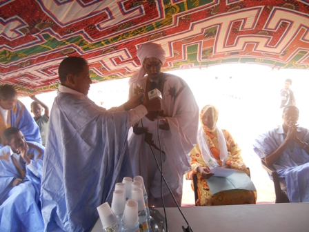 وزير الخارجية إسماعيل ولد الشيخ أحمد خلال لقائه السفير رئيس بعثة الاتحاد الأوربي كيكومو ديرازو اليوم (وما)