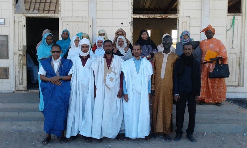 قادة في النقابة خلال وقفة تضامنية مع معلمة في إحدى مدارس دار النعيم بولاية نواكشوط الشمالية