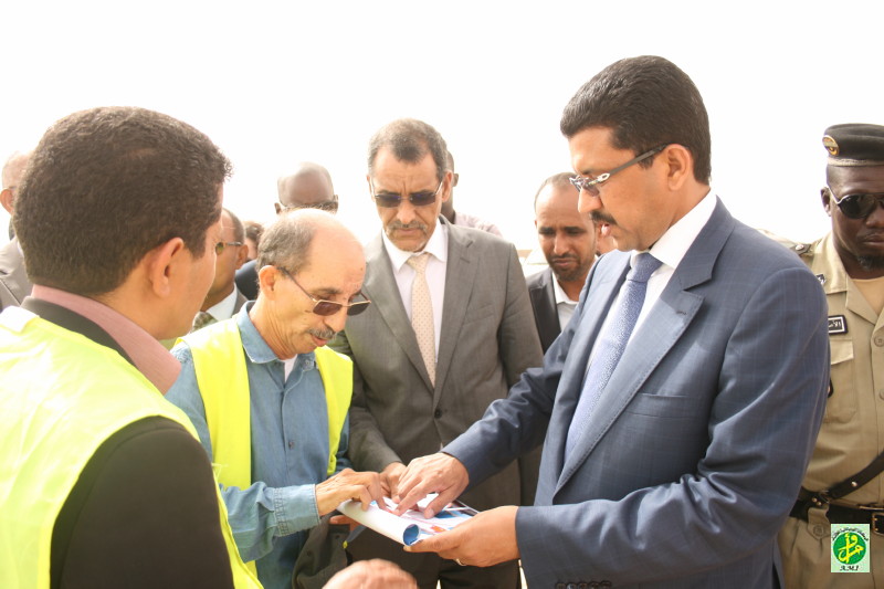وزير التجهيز والنقل محمد عبد الله ولد أوداع خلال تفقده تقدم أشغال ميناء "تانيت" المتعثرة يوم 03 يوليو الماضي (وما)