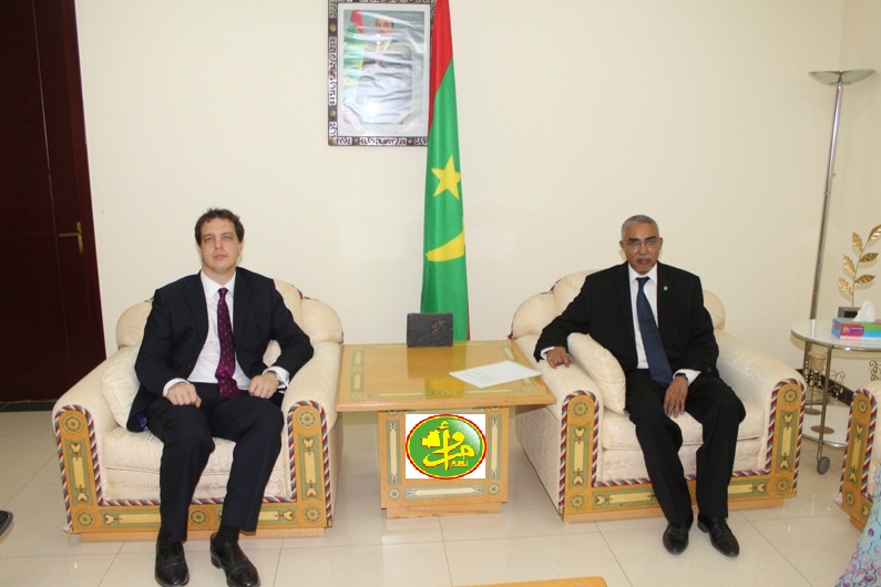 الوزير الأول الموريتاني يحي ولد حدمين خلال لقائه مع السفير البريطاني في نواكشوط سامييل توماس (وما)