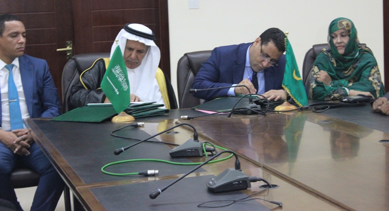 المسؤولان الموريتاني والسعودي خلال توقيع اتفاقيات القرض 