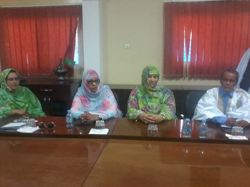 رئيس الحزب الناها بنت مكناس (السيد الأولى من اليمين) خلال اجتماع أحزاب الأغلبية مع المرشح ولد الغزواني مساء اليوم 