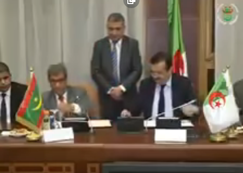 ولد بشراي خلال توقيع الاتفاق في الجزائر