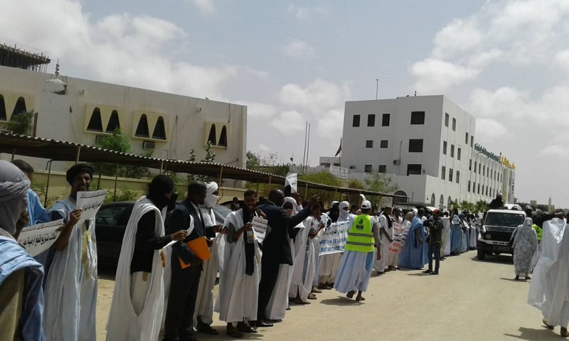 المعلمون خلال وقفتهم الاحتجاجية صباح اليوم الأربعاء