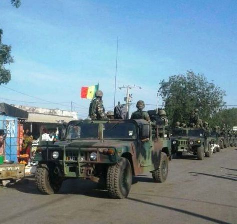 إحدى آليات الجيش السنغالي داخل الأراضي الغامبية
