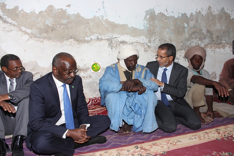 الوزير الأول إسماعيل ولد بده ولد الشيخ سيديا مع أسرة الأطفال الذين قضوا حرقا في دار النعيم (وما)