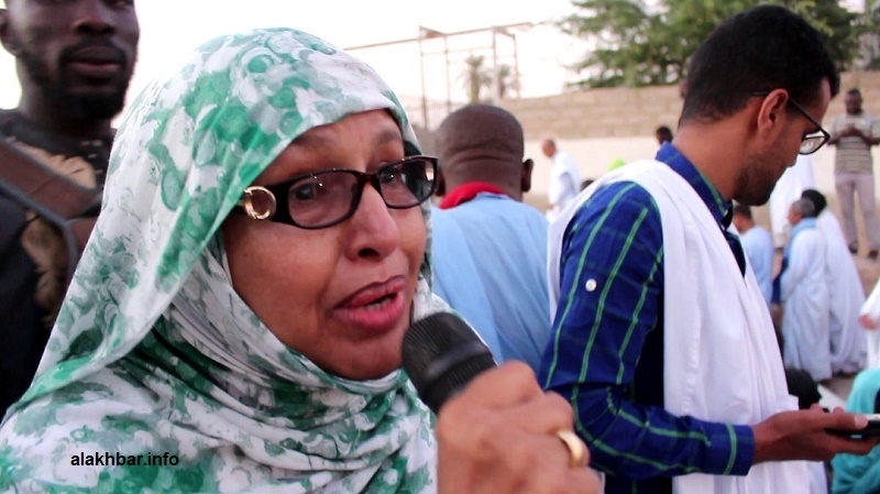 البرلمانية السابقة والفنانة المعلومة بنت الميداح خلال حديثها لجماهير المعارضة مساء اليوم