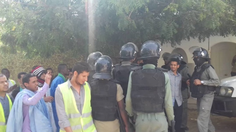 الشرطة خلال تفريقها للمشاركين في المسيرة الاحتجاجية 