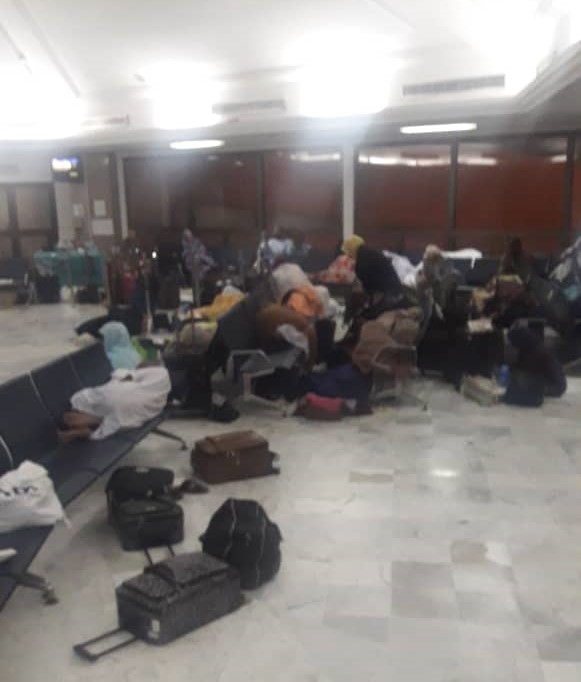 المسافرون الموريتانيون على بلاط المطار في انتظار رحلة نواكشوط التي أبلغوا بتأخرها عدة ساعات عن موعدها