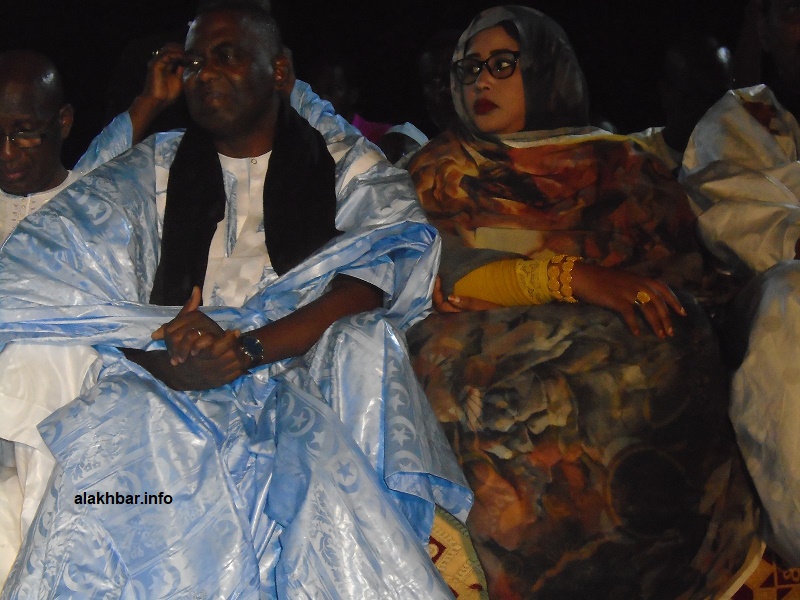 المرشح بيرام الداه اعبيد وزوجته ليلى أحمد على منصة مهرجان افتتاح الحملة الليلة (الأخبار)