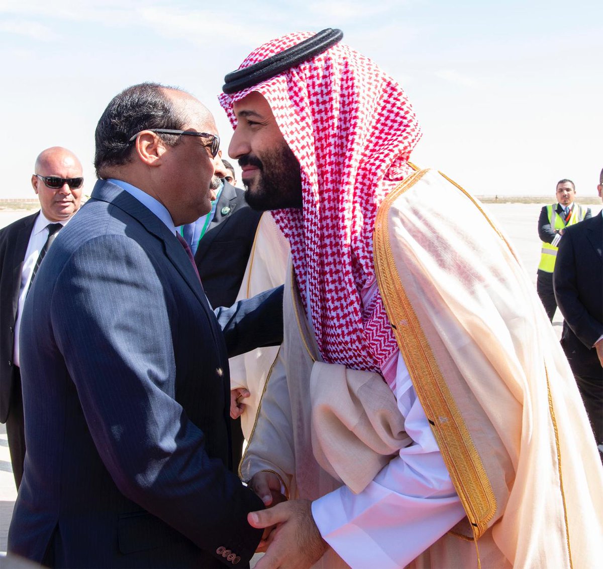 الرئيس الموريتاني محمد ولد عبد العزيز وولي العهد السعودي محمد بن سلمان في مطار نواكشوط اليوم