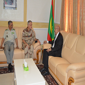 وزير الدفاع محمد ولد الغزواني خلال لقائه مع قائد قوة برخان الفريق افريدريك ابلاشو