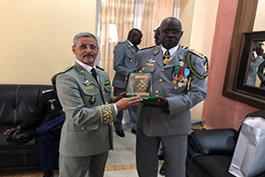 قائد أركان الجيوش بموريتانيا الفريق محمد الشيخ ولد محمد الأمين الملقب "ابرور" مع قائد أركان الجيش السنغالي الفريق أول الشيخ كي