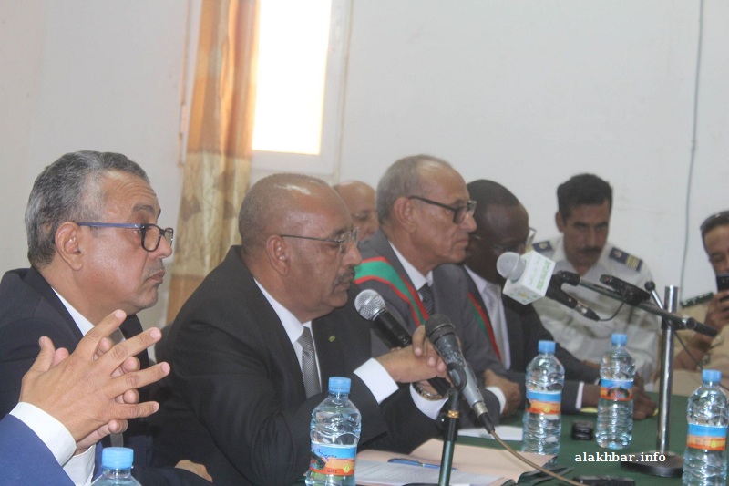 وزير الداخلية أحمد ولد عبد الله خلال اجتماعه أمس مع عدد من المسؤولين في ولاية الترارزة