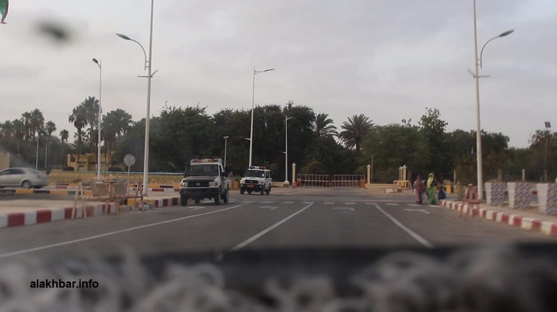 سيارة لأمن الطرق، وأخرى للشرطة في ركن الساحة الذي يلي القصر الرئاسي (الأخبار)