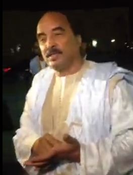 الرئيس الموريتاني محمد ولد عبد العزيز خلال مغادرته السهرة الانتخابية