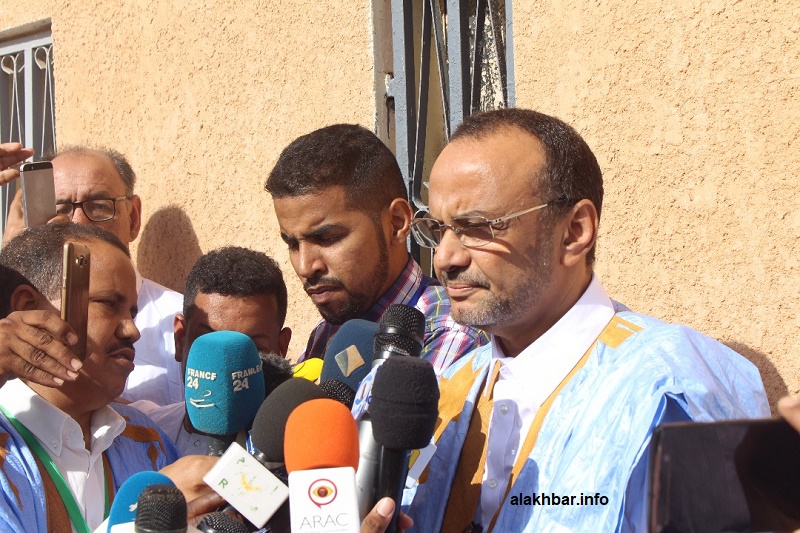 المرشح الرئاسي سيدي محمد ولد ببكر خلال حديثه للإعلاميين بعيد الإدلاء بصوته صباح اليوم (الأخبار)