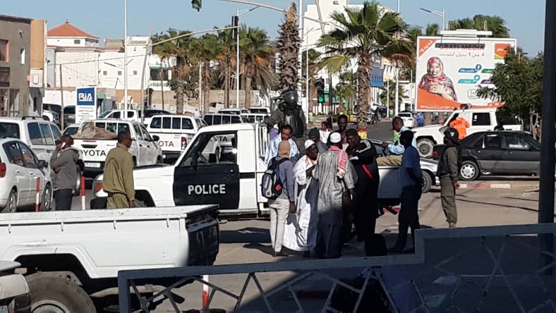 الشرطة بعض المشاركين في التظاهرة الاحتجاجية في محيط سفارة مالي 