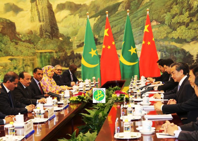 الرئيس الموريتاني محمد ولد عبد العزيز خلال اجتماعه مع مسؤولين صينين خلال زيارته للصين سبتمبر 2015 (وما)