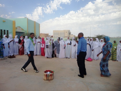 جانب من الأغاني الجماعية التى أداها المشاركون في المخيم مساء اليوم (تصوير الأخبار)