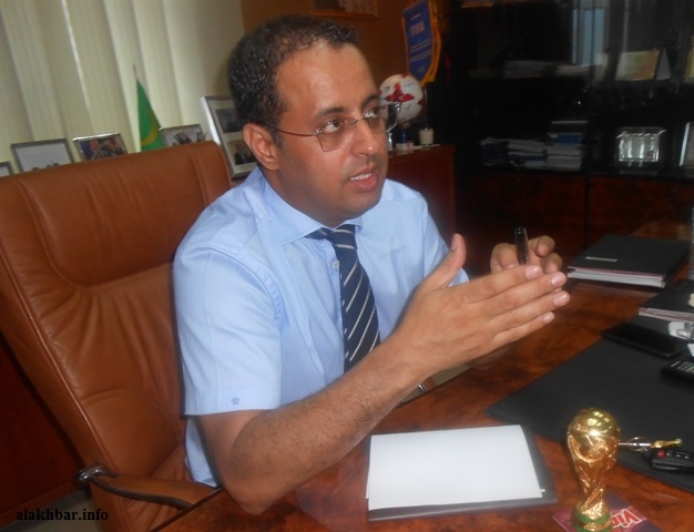 رئيس الاتحادية الموريتانية لكرة القدم متحدثا للأخبار بمكتبه في نواكشوط ـ (الأخبار)