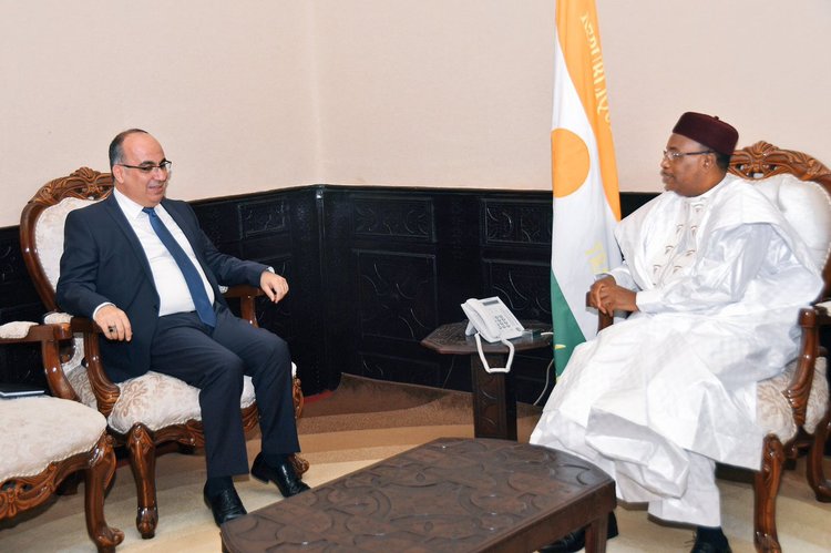 الرئيس النيجيري محمدو إسوفو والسفير التركي بالنيجر حسين أوزدمير.