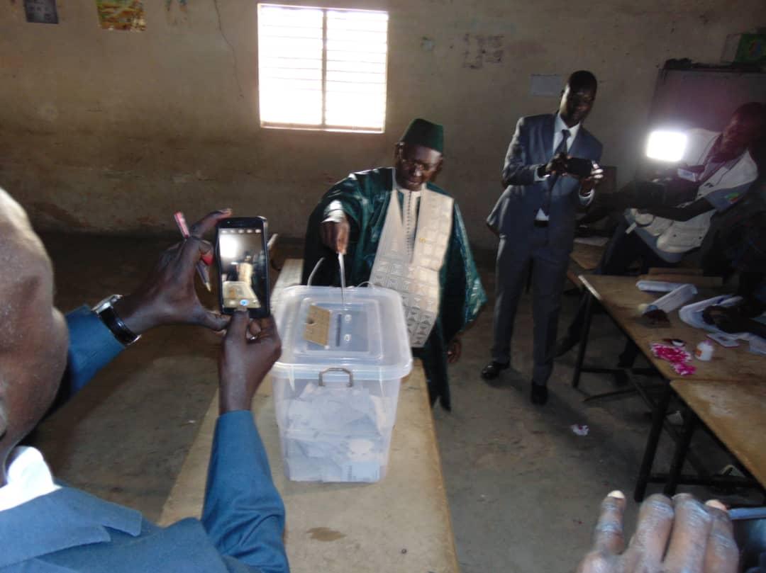 الحاج عيسى صال: المترشح للانتخابات الرئاسية السنغالية خلال الإدلاء بصوته الأحد.