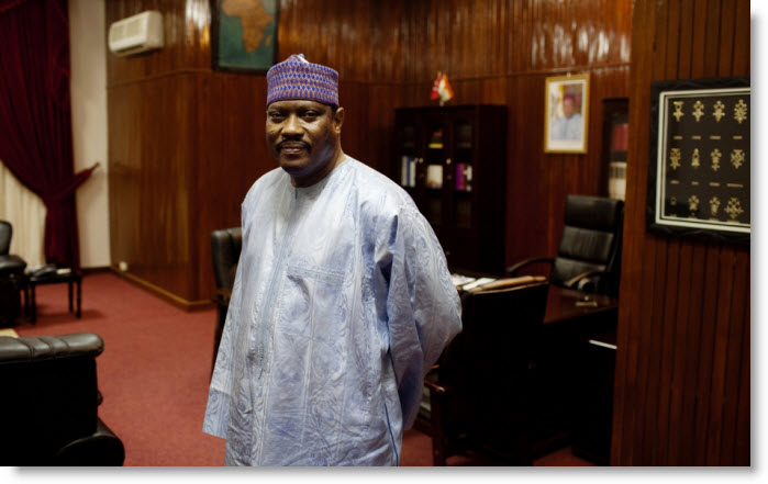 هاما آمادو الوزير الأول السابق رئيس البرلمان السابق بالنيجر أحد المتهمين بالضلوع في قضية الاتجار الدولي بالأطفال.