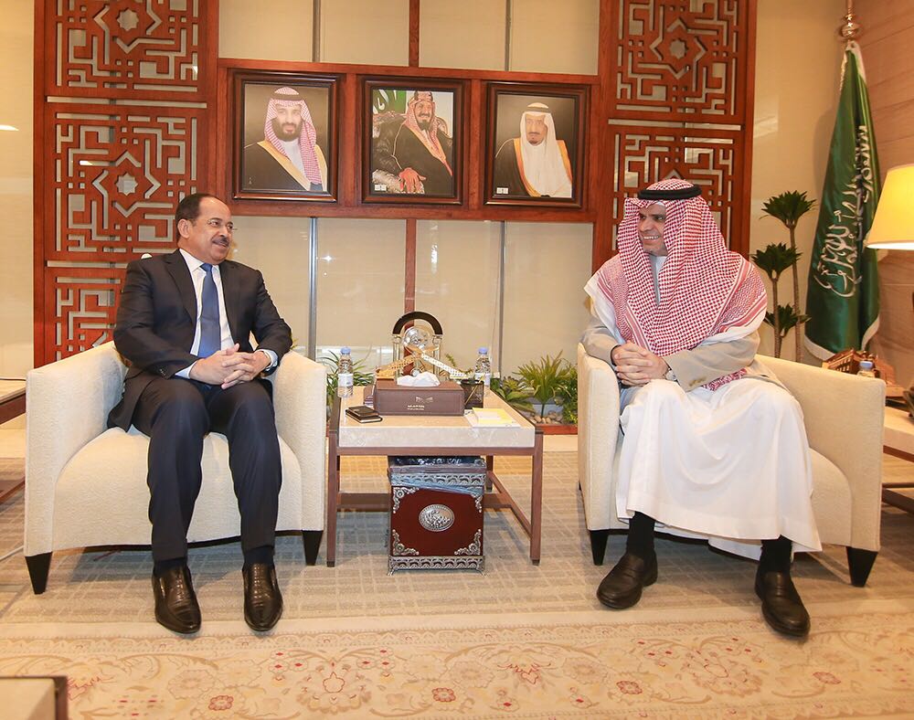 السفير الموريتاني بالسعودية حمادي ولد اميمو خلال مباحثاته مع وزير التعليم العالي السعودي.
