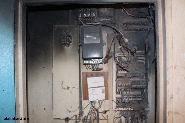 آثار الحريق في وحدة التحكم وعداد الكهرباء بمقر وزارة التهذيب ـ (الأخبار)