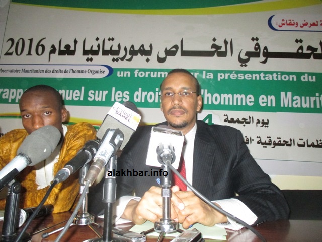 رئيس المرصد الموريتاني لحقوق الإنسان خلال مؤتمر صحفي مساء اليوم الجمعة (الأخبار)