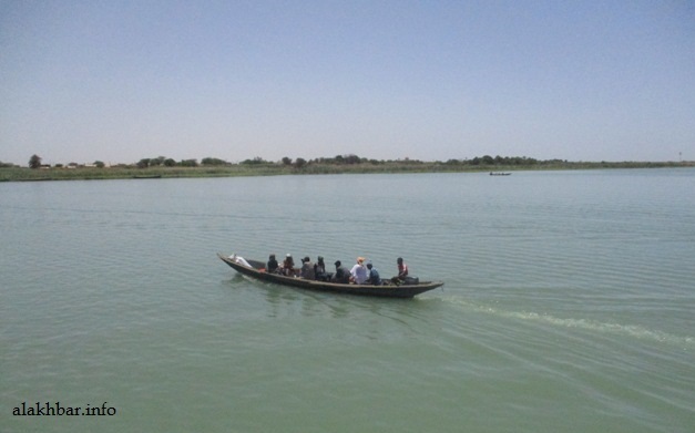 قارب ينقل مسافرين على الحدود بين موريتانيا والسنغال قرب مدينة روصو ـ (أرشيف الأخبار)
