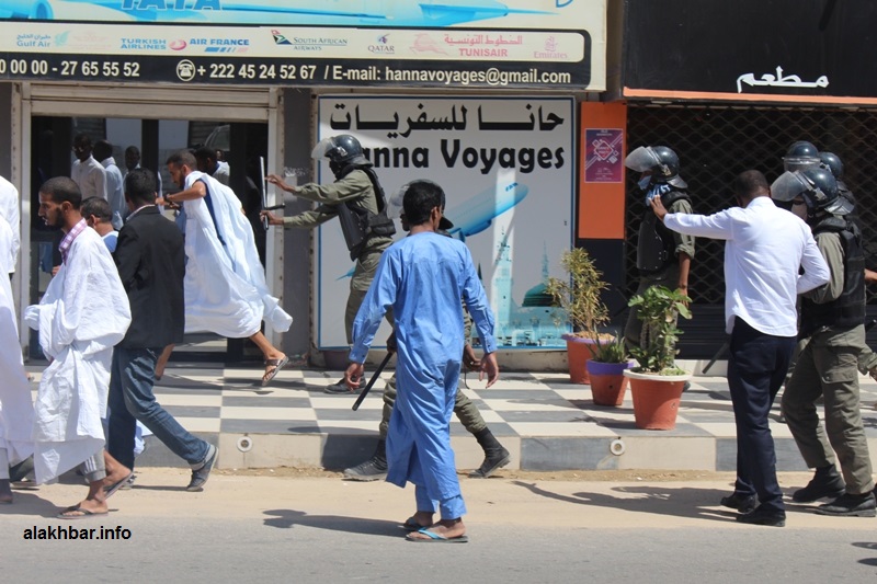 الشرطة استخدمت القوة لإبعاد المتظاهرين عن محيط مقر لجنة الانتخابات (الأخبار) 