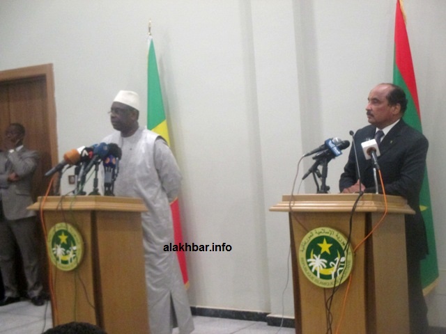 ولد عبد العزيز وماكي صال خلال مؤتمر صحفي مساء الجمعة بمطار نواكشوط (الأخبار)