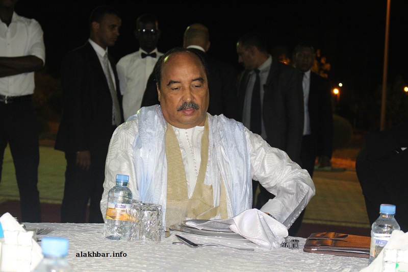 الرئيس الموريتاني محمد ولد عبد العزيز خلال مؤتمر صحفي البارحة (الأخبار)